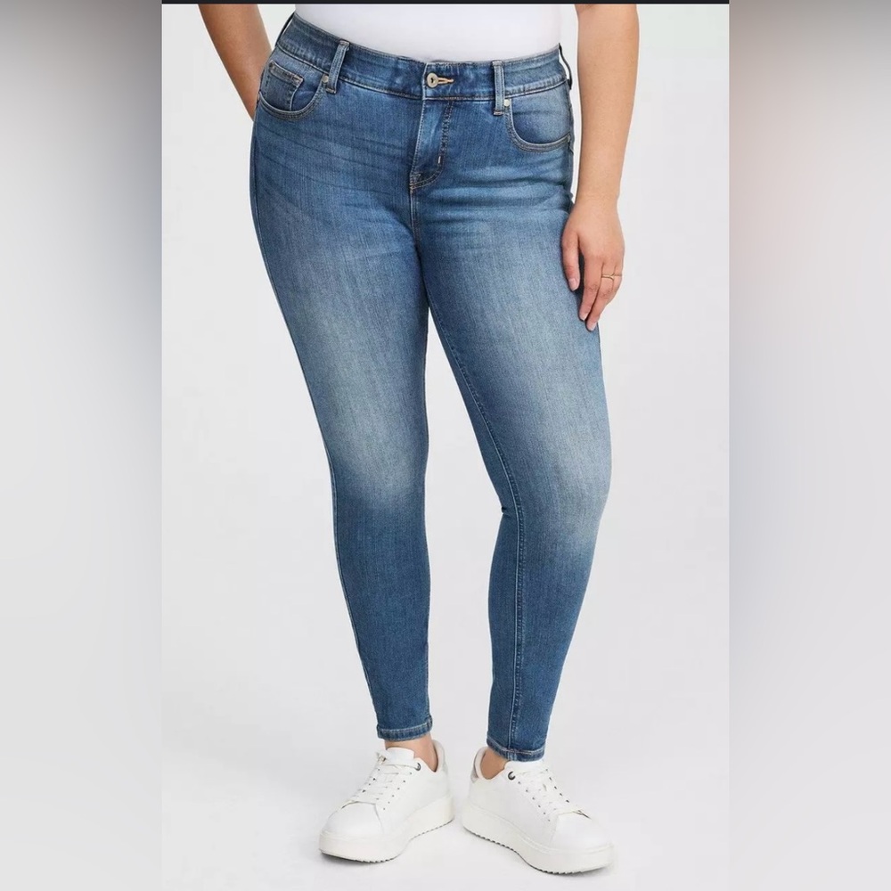 TORRID Plus Women’s Bombshell Skinny Premium Stretch Wash Blue Jeans Size 26R